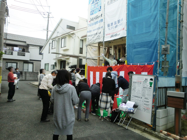 １１／２２（日）枚方市西牧野「餅まき」の様子