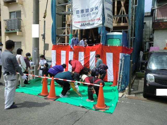 ４月２４日（土）　大阪府枚方市東船橋「餅まき」の様子