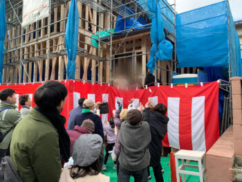 １２／２２(日)　枚方市西禁野　上棟式「餅まき」の様子をご紹介します。