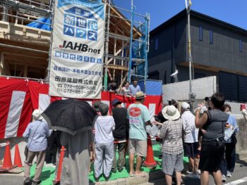 ８／２０(日)　枚方市楠葉野田　上棟式「餅まき」の様子をご紹介します。